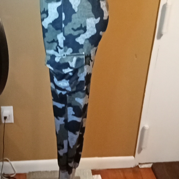 Grey Tank & camo cargo pants - Picture 11 of 13